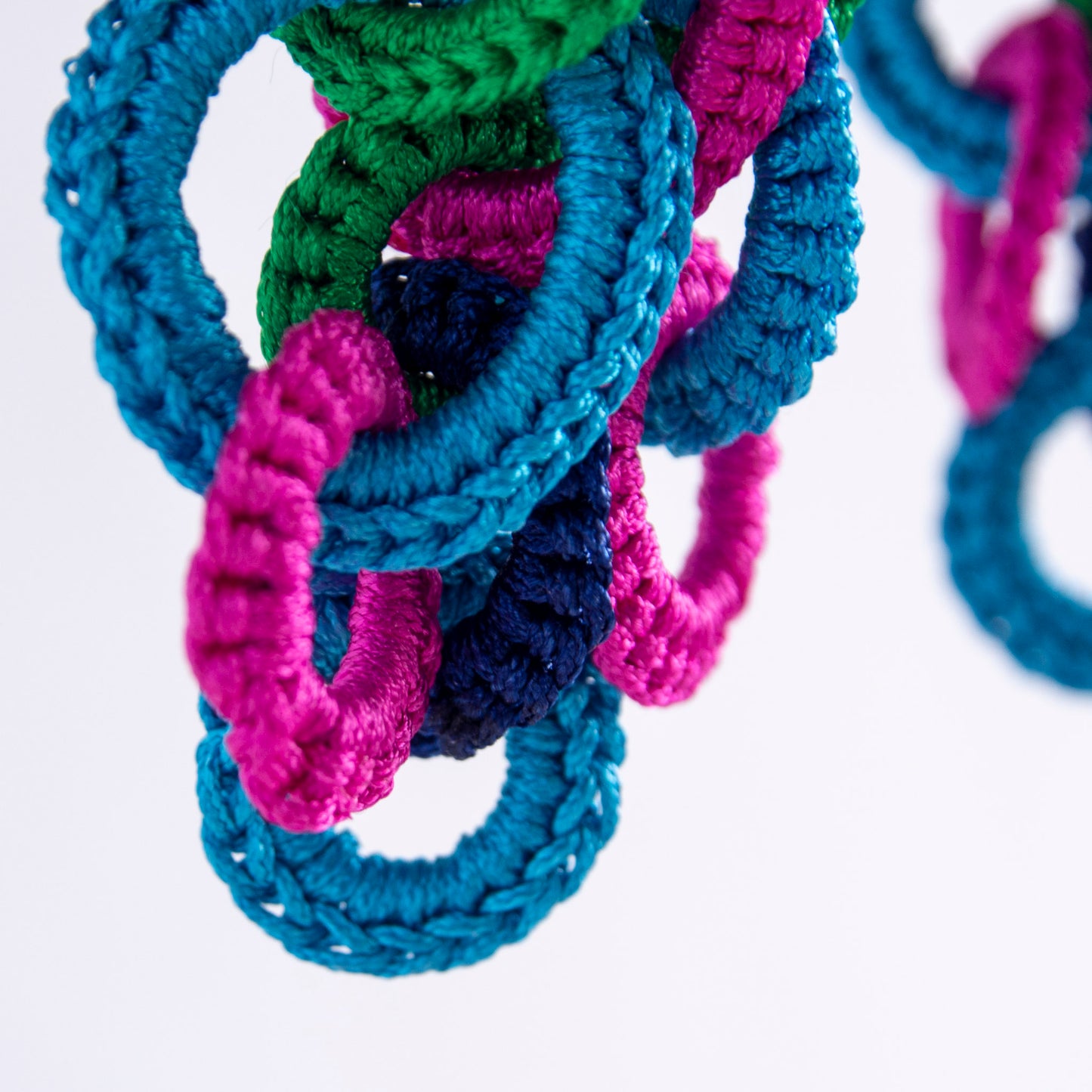 Anneaux crochetées des boucles d'oreilles originales faites à la main par Atelier Chicoine