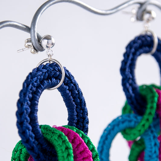 Attaches en argent sterling des boucles d'oreilles originales faites à la main par Atelier Chicoine