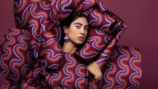 Modèle portant les boucles d'oreilles Calypso