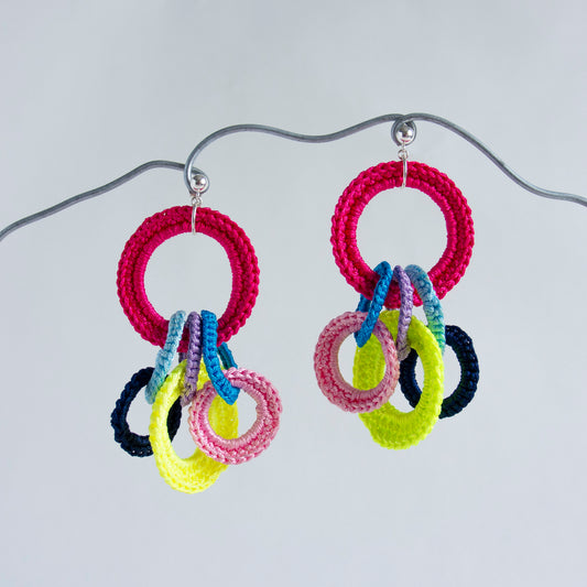 Boucles oreilles colorées crochetées à la main par une joaillière
