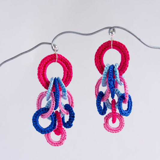 Boucles d'oreilles faites à la main avec des fils rose,bleu et fuschia par Atelier Chicoine