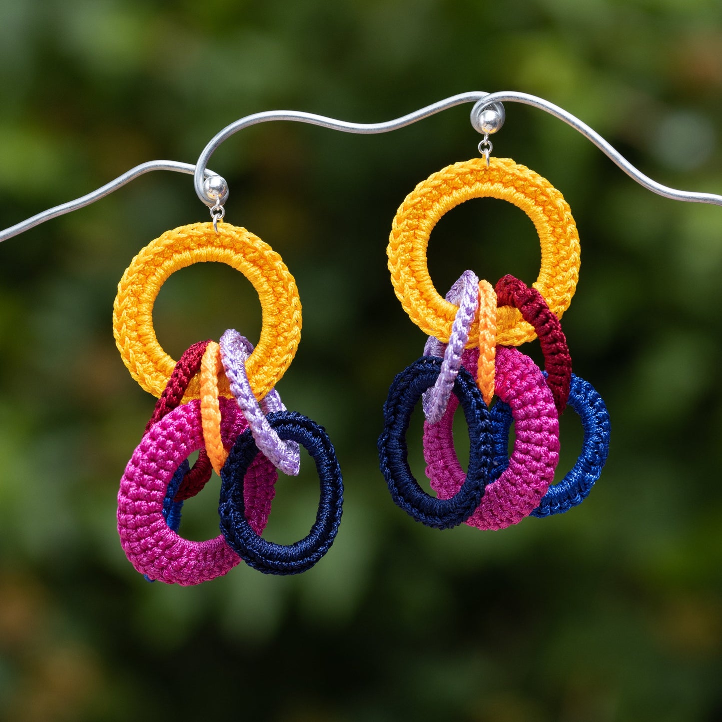 Boucles oreilles avec multiples couleurs crochetées à la main par Atelier Chicoine