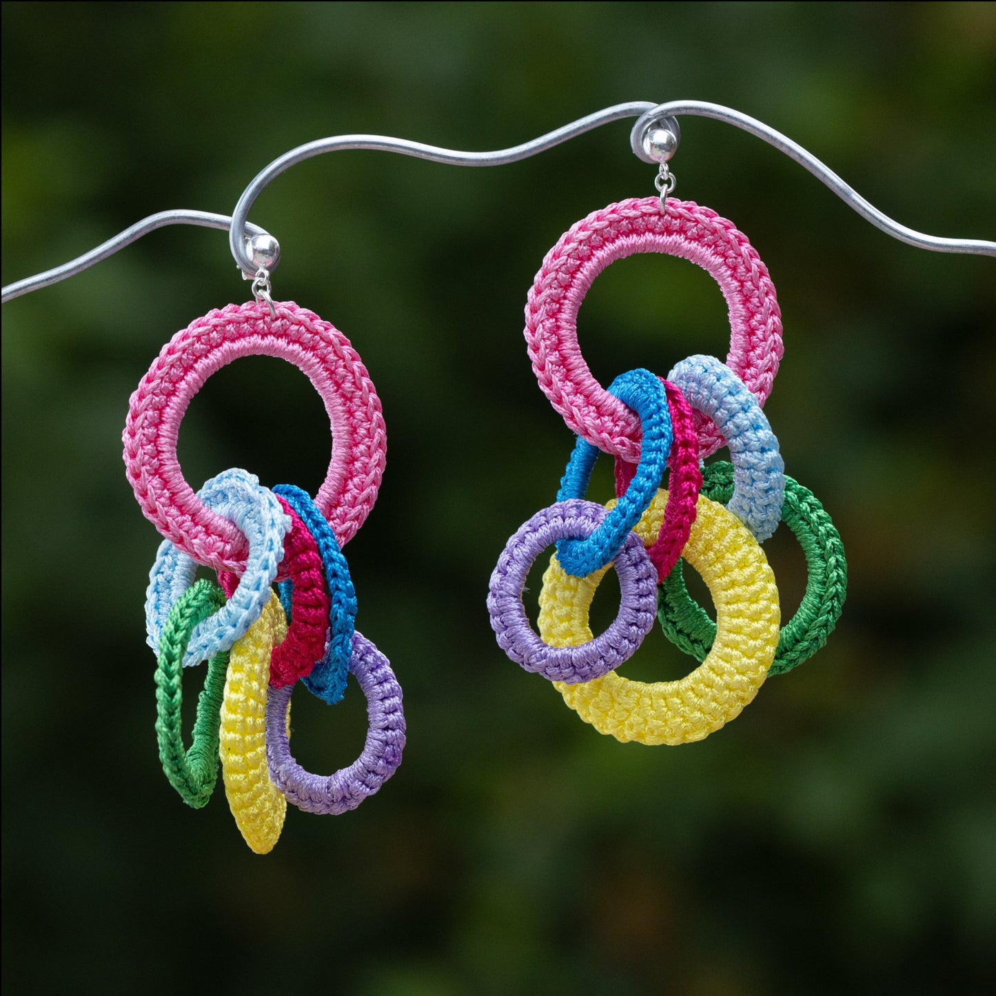 Boucles oreilles avec multiples couleurs crochetées à la main par Atelier Chicoine