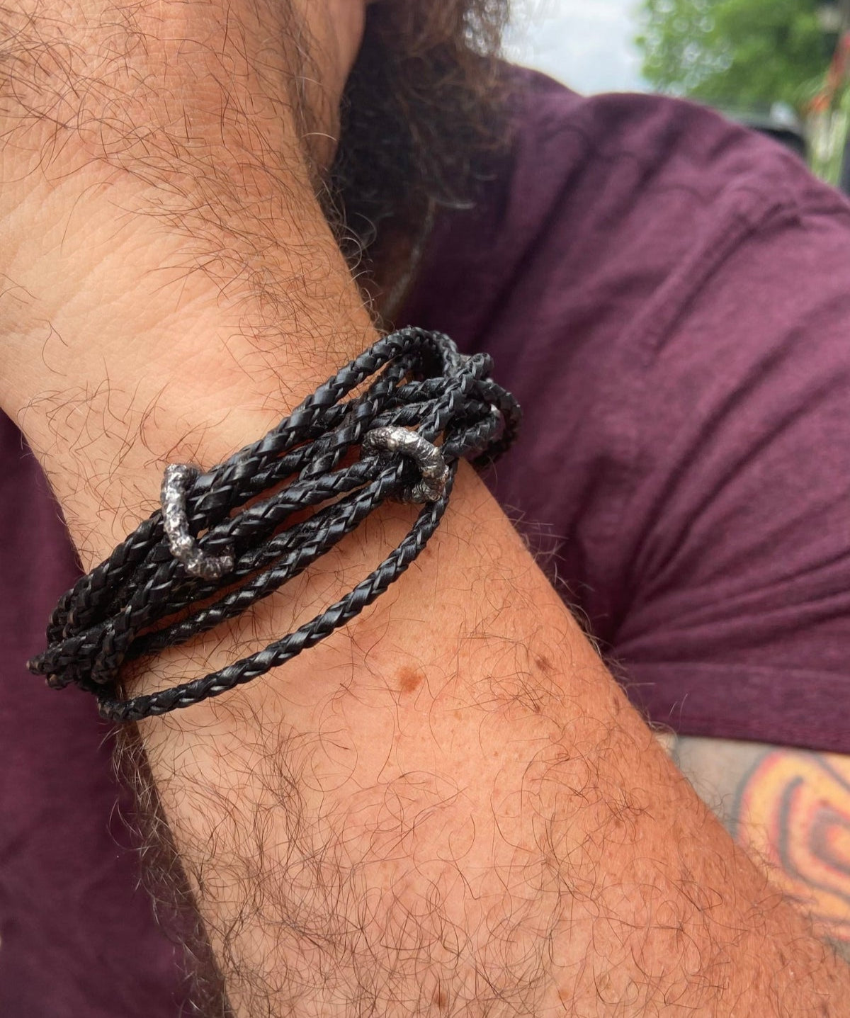 Bracelet en cuir noir avec fermoir magnétique par Atelier Chicoine