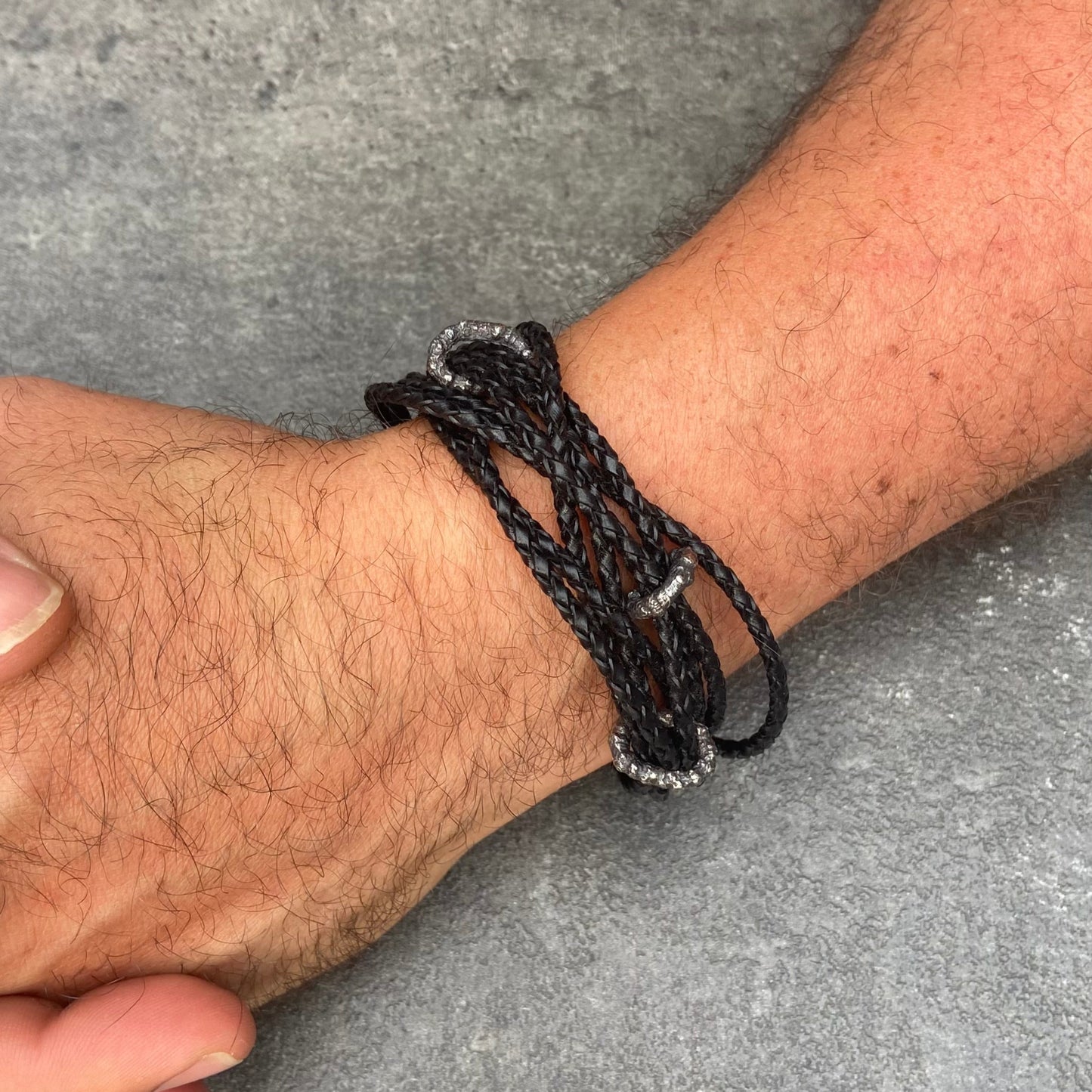 Bracelet en cuir noir avec fermoir magnétique par Atelier Chicoine