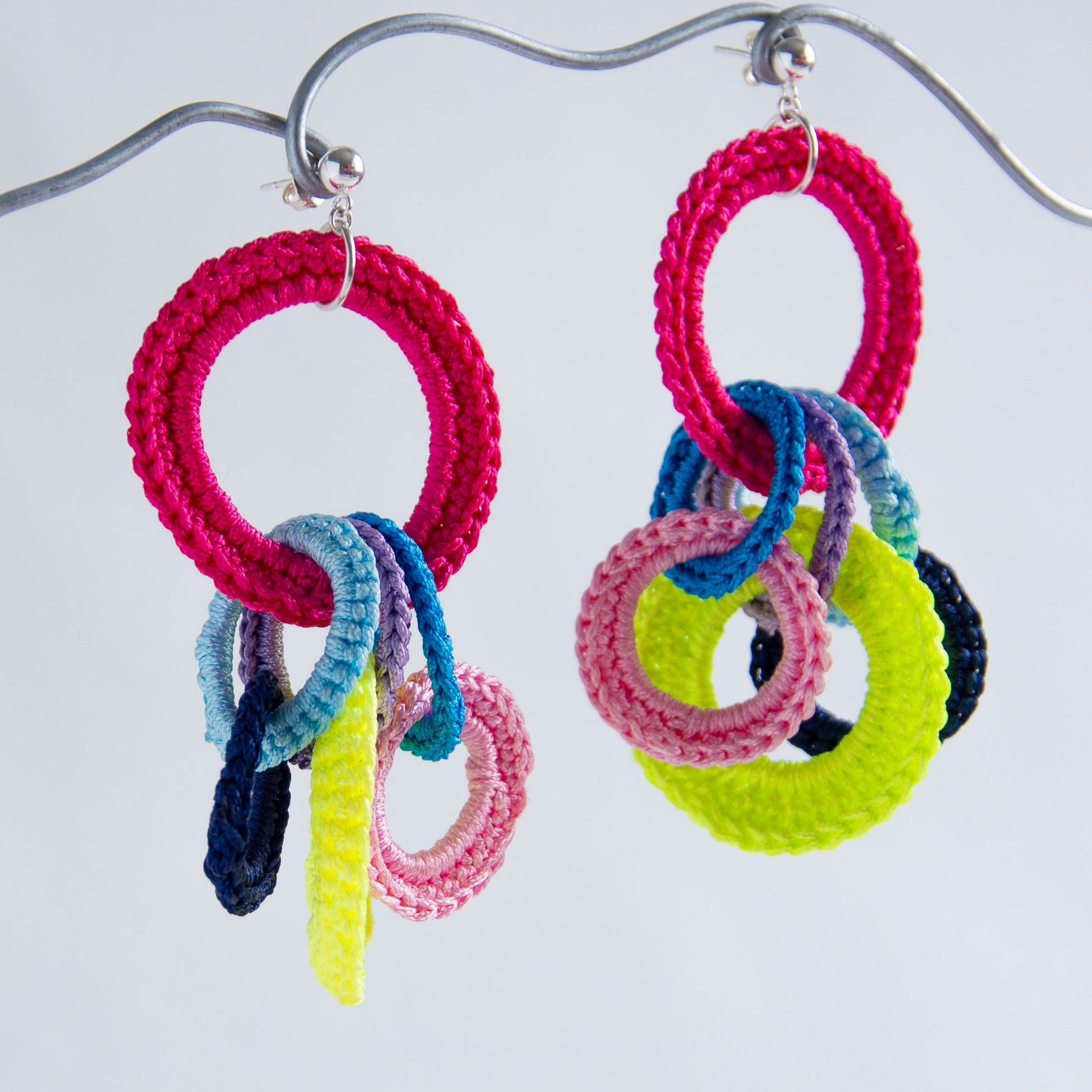 Boucles oreilles colorées crochetées à la main par une joaillière