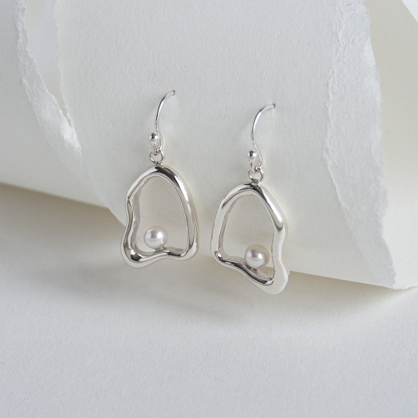 Boucles d'oreilles Uniris faits au Québec en argent sterling avec perles d'eau douces par Atelier Chicoine