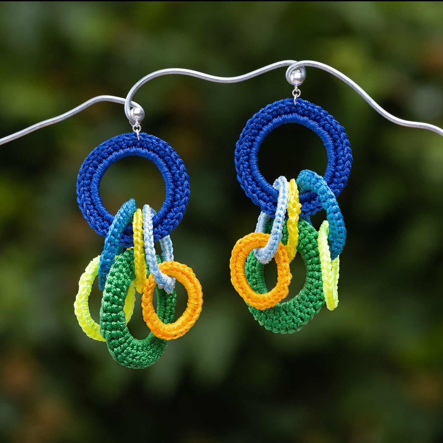 Boucles oreilles avec multiples couleurs crochetées à la main par Atelier Chicoine